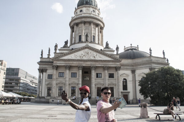 47 migranst selfie berlin